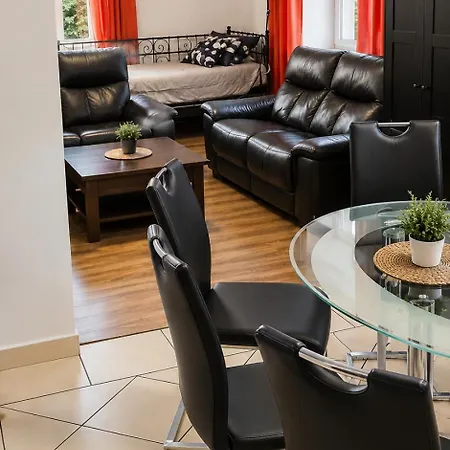 Daire 110M2 Old Town Apartment On Danube Promenade 3Br 2Ba Up To 9 Guests *