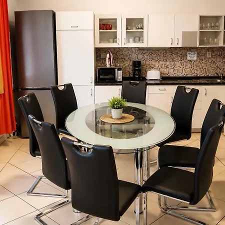 110M2 Old Town Apartment On Danube Promenade 3Br 2Ba Up To 9 Guests