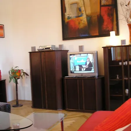 Apartamento Large 110m2 Old Town With Danube View, 3br, 2ba, Sleeps 9 *
