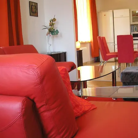 Large 110m2 Old Town With Danube View, 3br, 2ba, Sleeps 9 *