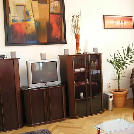 Large 110m2 Old Town With Danube View, 3br, 2ba, Sleeps 9 Братислава